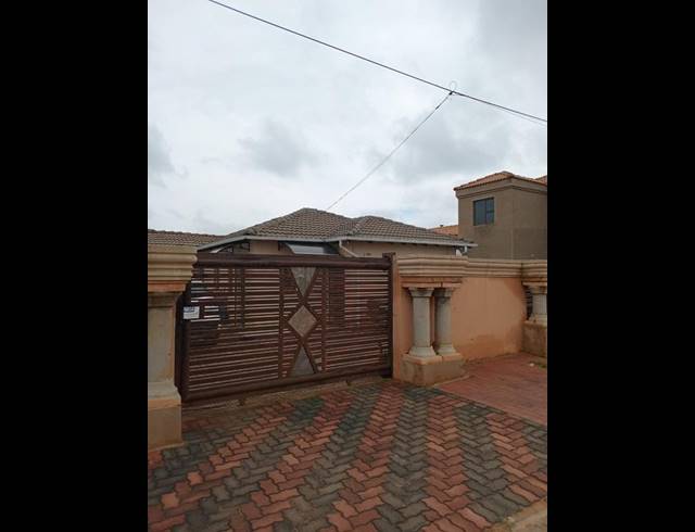 3 BEDROOM HOUSE FOR SALE IN PROTEA GLEN EXT